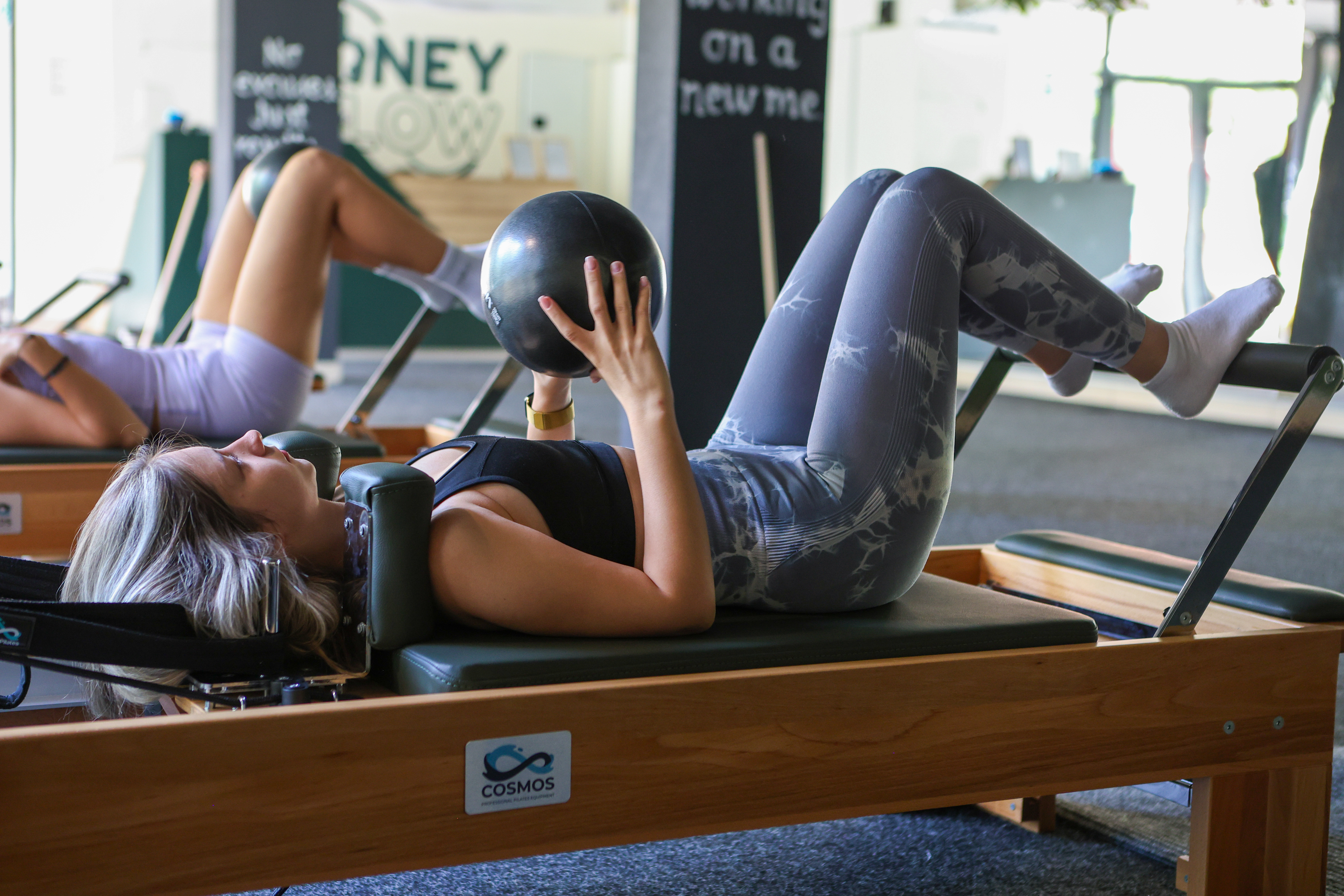 Unutrašnjost Honey Glow pilates studija u Čačku sa reformer spravama